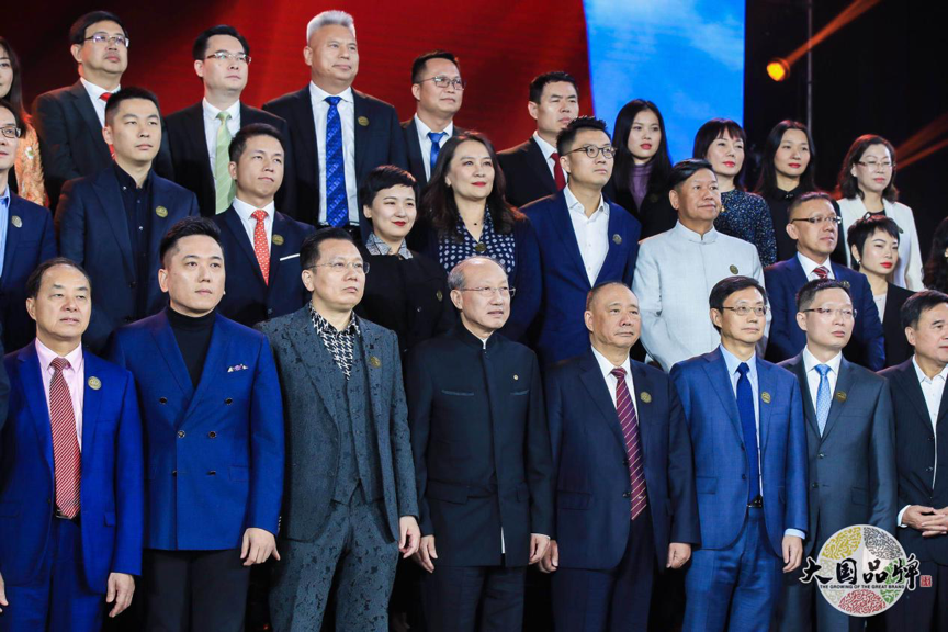 2、车建新与优秀企业家一起深情合唱《我和我的祖国》 