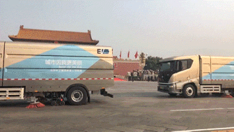 图1(GIF):1全新T8纯电动洗扫车,再次亮相阅兵盛典,向世界展示中国智造的魅力