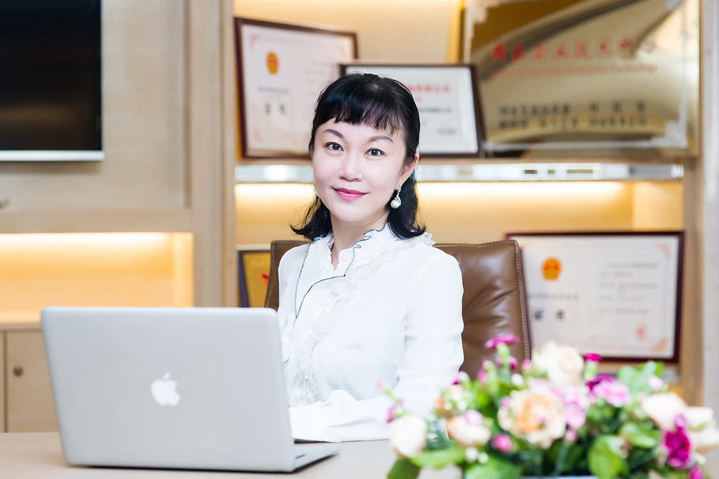 贺依朦 深圳市共进电子股份有限公司董事、董事会秘书